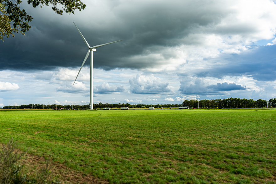 windmolens langs snelweg